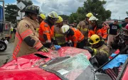 Los bomberos trabajaron en el rescate de las víctimas del siniestro de tránsito registrado en vía a la costa.