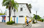 En el barrio Centenario, al sur de Guayaquil, se transita entre adoquines y faroles.