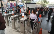 Usuarios reportan aglomeración en La Marín por demoras al validar los códigos QR.