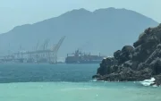 Un barco navega cerca del estrecho de Ormuz, frente a la costa oriental de los Emiratos Árabes Unidos.