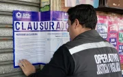 Un funcionario municipal coloca el sello de clausura en uno de los locales intervenidos durante el operativo en el sur de Guayaquil