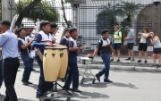 Los pregones estudiantiles, que se realizan por las fiestas de Guayaquil, atraen a turistas.