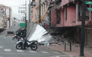 El colapso de parte del cerramiento obligó a restringir temporalmente el tránsito en la calle Eloy Alfaro, junto al edificio Multicomercio.