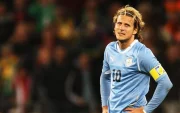 Diego Forlán durante un partido con la selección de Uruguay, equipo con el que disputó tres Copas del Mundo y conquistó la Copa América 2011.