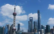 En el capitalismo de Estado de China (vista de Shanghái) el sector privado es enorme y por tanto la generación de riqueza para personas lo es también, pero el Estado participa con sus propias empresas, o con una proporción en empresas privadas.