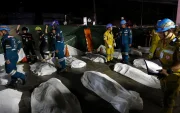 Los equipos de rescate recuperan los cuerpos de las víctimas del incendio ocurrido en un pub en Bangkok.