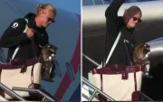 Erling Haaland y su mapache disecado al regresar a Noruega tras el Mundial 2026.