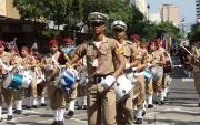 Por las fiestas de Guayaquil se realizan pregones estudiantiles en vías como 9 de Octubre, en el centro.