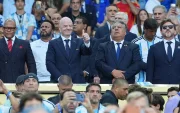 El presidente de la FIFA, Gianni Infantino, saluda previo a un partido de los dieciseisavos de final del Mundial de la FIFA 2026.