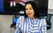 Karla Saud exhibió sus pasaportes de Ecuador y Estados Unidos en un video para desmentir al ministro del Interior, John Reimberg, tras recuperar su libertad en España.