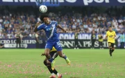 Luis Fragozo, atacante de Emelec, en disputa de la pelota en el Clásico del Astillero.