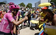 El ecuatoriano Richard Carapaz, del EF Education-EasyPost, saluda antes del inicio de la segunda etapa del Tour de Francia.