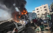 Palestinos extinguen el incendio de un camión tras un ataque aéreo israelí en el sur de la ciudad de Gaza, en una imagen del 12 de julio de 2026.