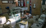 Un especialista en equipos trabaja en el taller electromédico provincial de La Habana el 1 de julio de 2026.