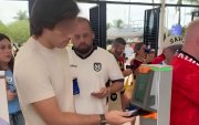 Captura del video compartido por Danilo Carrera en el momento en el que su hermano Felipe ingresa al estadio y se aprecia a Xavier Jordán detrás.