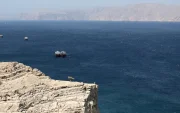 Barcos en el Estrecho de Ormuz, escenario de nuevos ataques tras los bombardeos de EE. UU. y la respuesta militar iraní