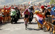 Richard Carapaz en la etapa 10 del Tour de Francia 2026, en su llegada al Le Lorian como el más combativo del recorrido.
