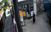Las cámaras de seguridad registraron el instante en que una mujer escapó de ser arrollada por un camión que perdió el control en Puembo.