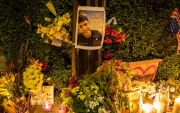 Los dolientes encienden velas y dejan flores en el lugar donde agentes federales dispararon y mataron a un hombre, en Biddeford, Maine, EE. UU., el 13 de julio de 2026.