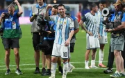 El delantero argentino Leo Messi celebra la victoria, al término del partido de octavos de final del Mundial 2026.