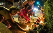 Vigilia con velas y flores en memoria de Joan Sebastián Durán Guerrero, tras el operativo de ICE en Maine.