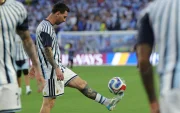 Jugadores de Argentina realizan trabajos de campo en la previa del duelo ante Inglaterra en Atlanta.