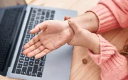 La artritis psoriásica causa dolor en las articulaciones, y deriva en daño en las mismas a largo plazo.