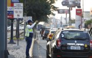 Un agente dando paso a vehículos.
