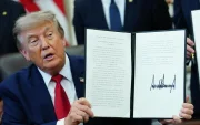 El presidente de los Estados Unidos, Donald J. Trump, firma una orden ejecutiva relativa a terrenos en Utah en Washington, DC, EE. UU., el 13 de julio de 2026.