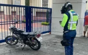 Referencial. La ATM reforzará los controles contra motociclistas que circulen sobre aceras en Guayaquil.