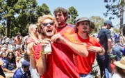Hinchas españoles festejan la clasificación de su selección a la final del Mundial 2026.