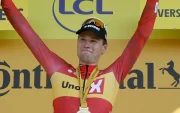 El ciclista noruego Soren Wærenskjold, del Uno-X Mobility, celebra en el podio tras ganar la etapa 11 del Tour de Francia.
