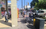 Los motociclistas que infringieron la normativa debieron retirar las motocicletas de la acera porque impiden la movilidad peatonal.