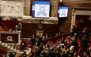 Pantallas muestran los resultados de la votación sobre un proyecto de ley relativo al derecho a la muerte asistida en la Asamblea Nacional de París, Francia, este miércoles.