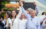 Fotografía de archivo del 30 de julio de 2024 de la líder opositora María Corina Machado junto al candidato presidencial Edmundo González Urrutia.