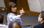 Se captó a la senadora paraguaya Celeste Amarilla, al hacer con su mano derecha un gesto grosero.