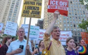 Personas participan en la protesta "ICE Out: Justicia para Lorenzo y Joan" en Foley Square, Nueva York, EE. UU., el 14 de julio de 2026.