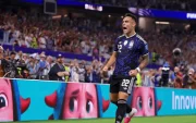 Lautaro Martínez celebra con euforia el tanto que aseguró la clasificación de Argentina.