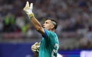 El Dibu Martínez festejó con la hinchada en la victoria de Argentina ante Inglaterra en la semifinal del Mundial 2026.