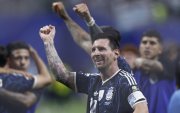 El capitán de la selección argentina de fútbol Lionel Messi se pone al nivel de un históric mundialista brasileño.