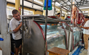 Comerciantes afirman que han contenido parte del incremento de los precios para no perder a sus clientes habituales.