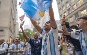 Aficionados celebran el triunfo de Argentina ante Inglaterra en las semifinales del Mundial, en la Quinta Avenida de Manhattan, en Nueva York.
