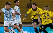 Jugadores de Guayaquil City y Barcelona disputan el balón.