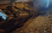 El vehículo cayó al parterre central de la vía, la noche del miércoles 15 de julio.