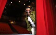 El teatro fue el primer escenario de Álex mucho antes de conquistar las redes sociales.