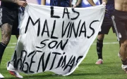 Jugadores exhiben una pancarta con la consigna sobre las Islas Malvinas durante el Mundial 2026, gesto que generó reclamos diplomáticos.