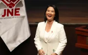 La presidenta electa de Perú, Keiko Fujimori (c), reacciona este miércoles, en Lima (Perú).
