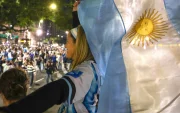 Aficionados celebran el triunfo de Argentina frente a Inglaterra en la semifinal del Mundial de la FIFA 2026.