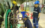 Técnicos realizan reparaciones en el parque térmico de Ecuador.