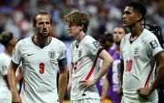 Harry Kane, capitán de Inglaterra, muestra su frustración al perder 1-2 la semifinal del Mundial de 2026 ante Argentina.